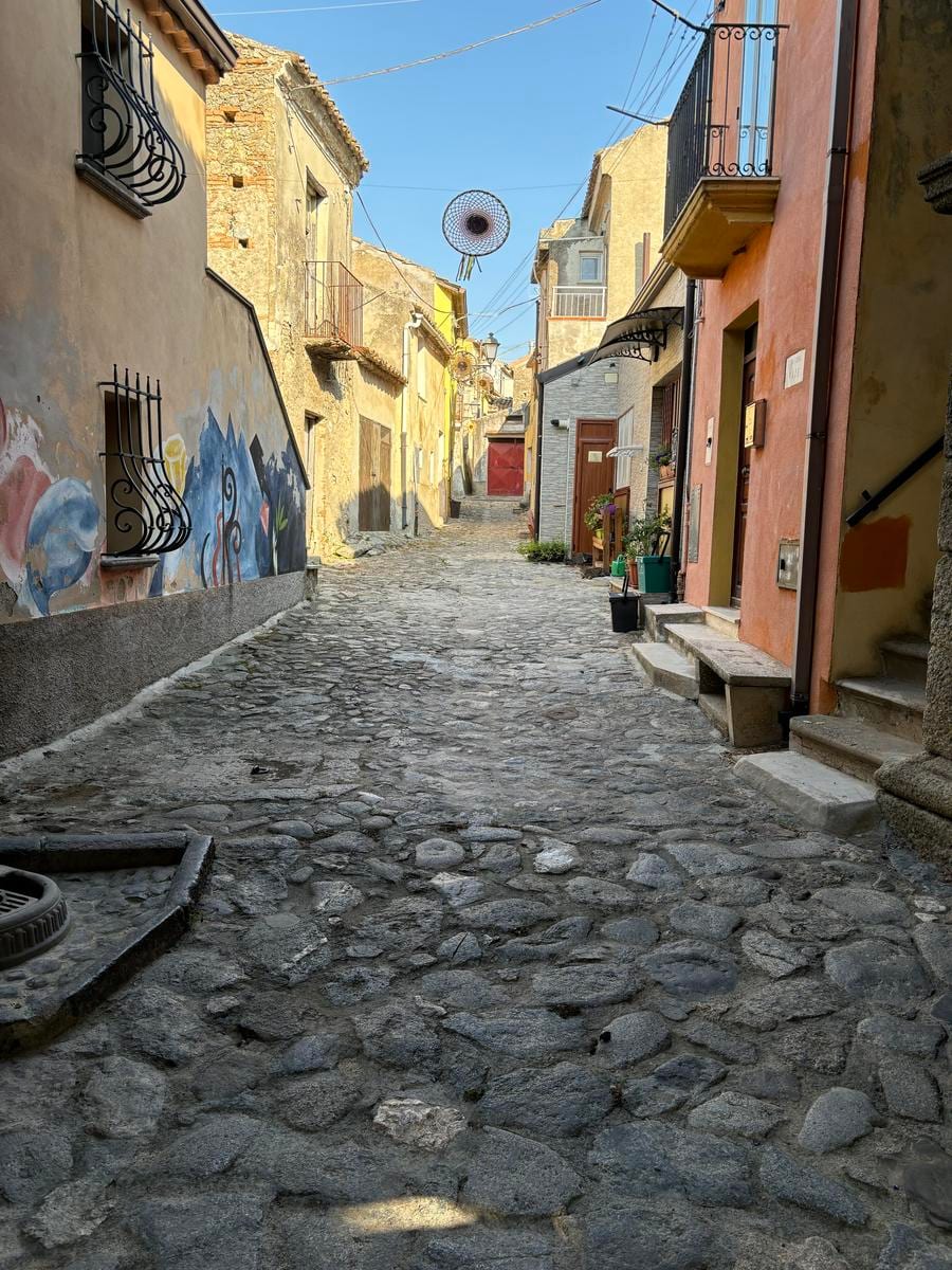 Strada in pietra nel centro storico di Stalettì