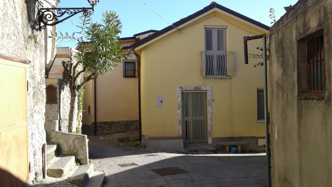 Vicolo del centro storico di Stalettì